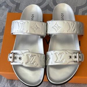 Louis Vuitton Metallic Silver Sandals
Comes w/ LV box & LV shopping bag